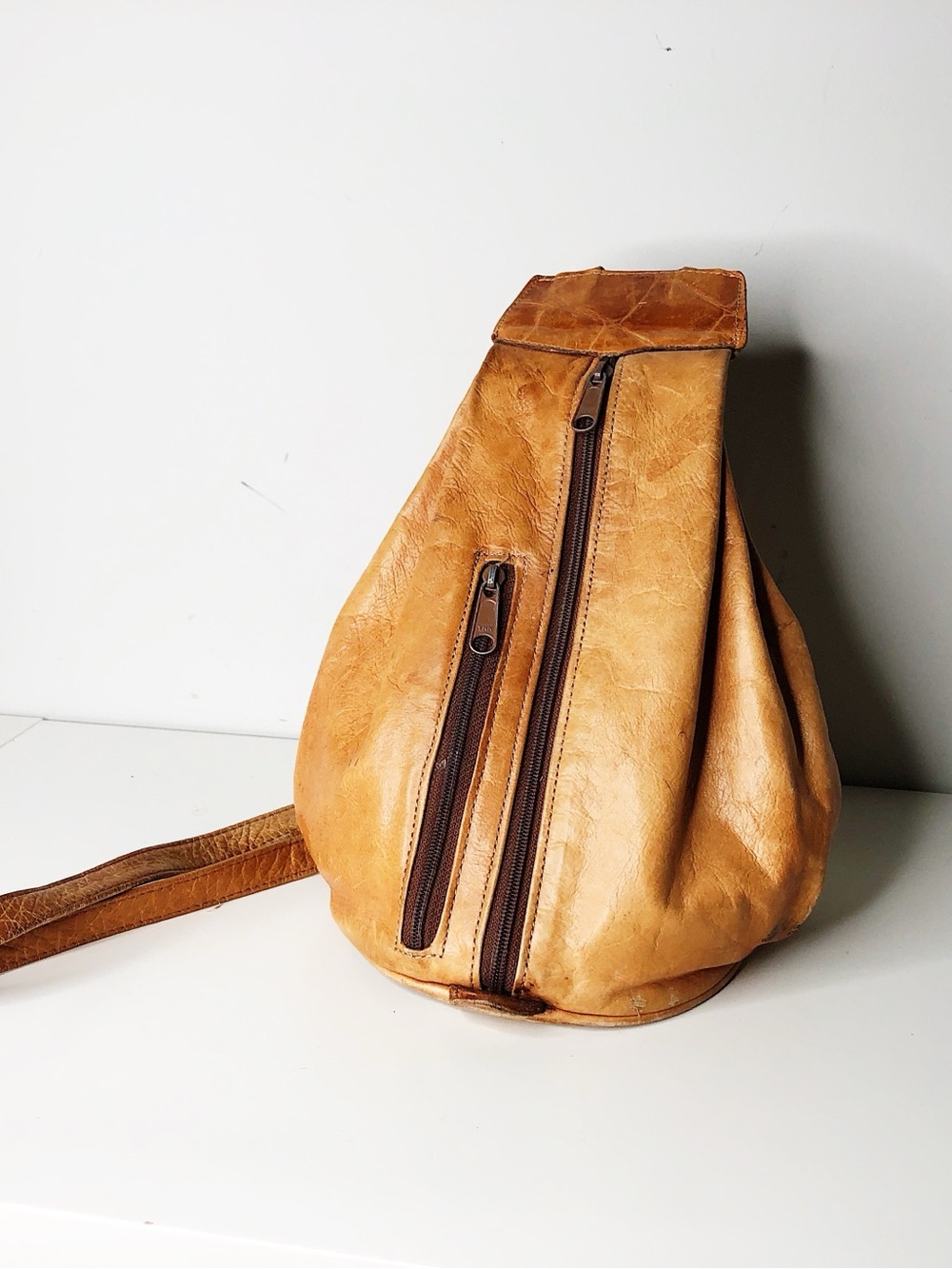 Vintage Distressed Leather Sling Bag Backpack Purse Tan Cognac Boho - Picture 5 of 9